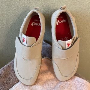 Splay minimalist barefoot shoes